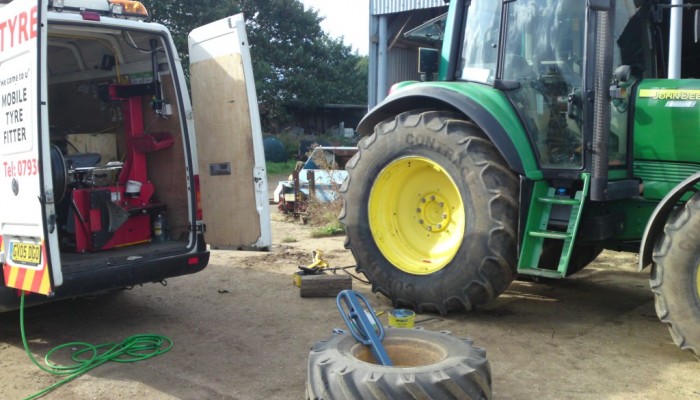 es2u14-f48c4ba7df Tyres 2 U